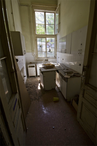 Illustration for article titled The Decaying Remains of Abandoned Hospitals